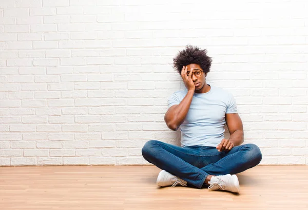 Giovane Uomo Colore Sente Annoiato Frustrato Assonnato Dopo Compito Noioso — Foto Stock