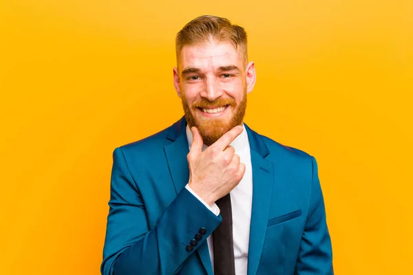 Junger Geschäftsmann Mit Rotem Kopf Lächelnd Das Leben Genießend Glücklich — Stockfoto