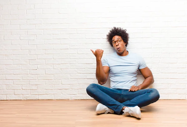 Young Black Man Looking Astonished Disbelief Pointing Object Side Saying — Stockfoto