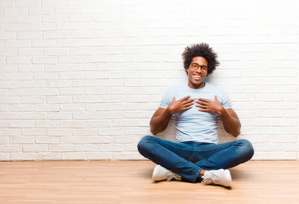 Joven Negro Buscando Feliz Sorprendido Orgulloso Emocionado Apuntando Mismo Sentado —  Fotos de Stock