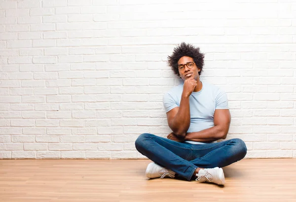 Genç Siyah Adam Mutlu Görünüyor Gülümsüyor Merak Ediyor Soru Soruyor — Stok fotoğraf