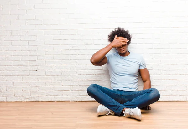 Jonge Zwarte Man Bedekken Ogen Met Een Hand Bang Angstig — Stockfoto