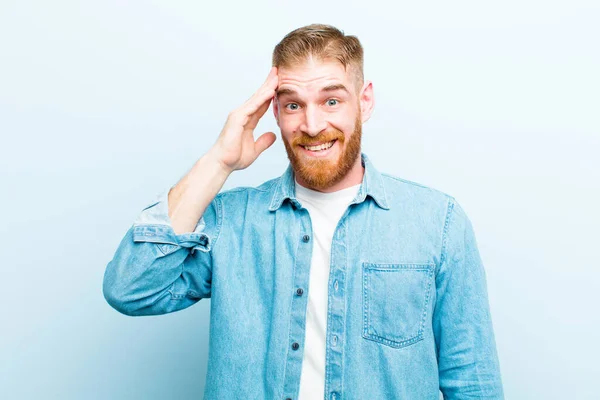 Junger Mann Mit Rotem Kopf Sieht Glücklich Erstaunt Und Überrascht — Stockfoto