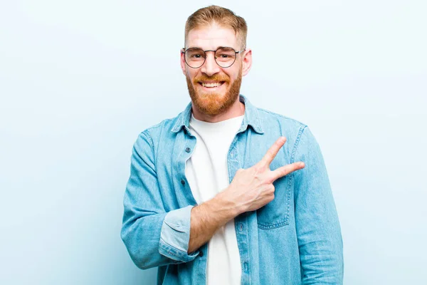 Joven Hombre Cabeza Roja Sintiéndose Feliz Positivo Exitoso Con Mano —  Fotos de Stock