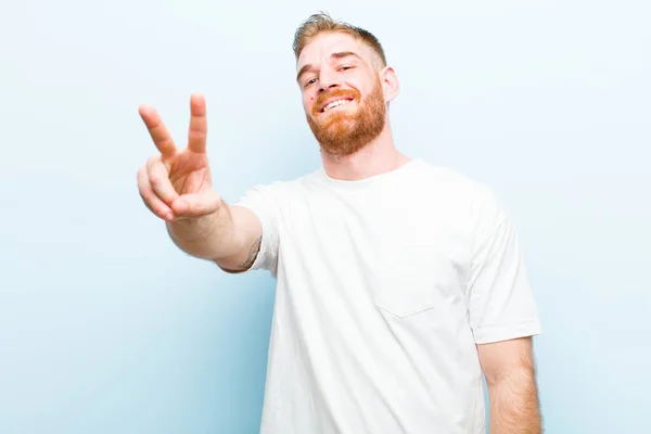 Joven Hombre Cabeza Roja Sonriendo Luciendo Feliz Despreocupado Positivo Haciendo —  Fotos de Stock