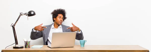 Ung Svart Affärsman Ser Stolt Positiv Och Avslappnad Pekar Bröstet — Stockfoto