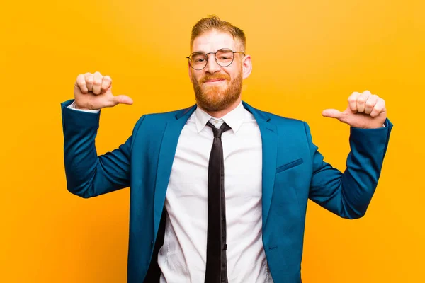 Junger Geschäftsmann Mit Rotem Kopf Der Stolz Arrogant Und Selbstbewusst — Stockfoto