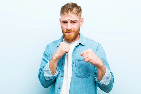 Junger Roter Mann Der Selbstbewusst Wütend Stark Und Aggressiv Wirkt — Stockfoto