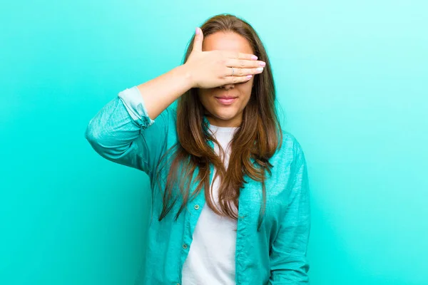 Jeune Femme Couvrant Les Yeux Une Seule Main Sentant Effrayée — Photo