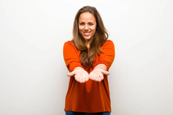 Jonge Vrouw Glimlachen Gelukkig Met Vriendelijke Zelfverzekerde Positieve Blik Het — Stockfoto