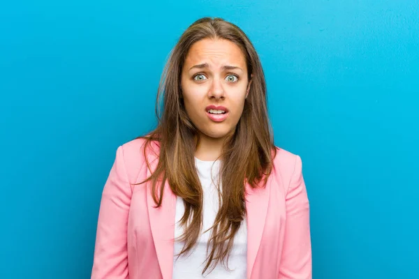 Junge Frau Verwirrt Und Verwirrt Mit Einem Stummen Fassungslosen Gesichtsausdruck — Stockfoto