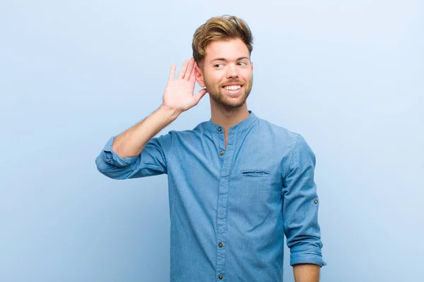 Joven Hombre Negocios Sonriendo Mirando Curiosamente Lado Tratando Escuchar Chismes — Foto de Stock