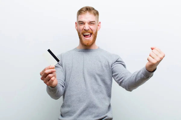 Ung Röd Head Man Mot Vit Bakgrund — Stockfoto