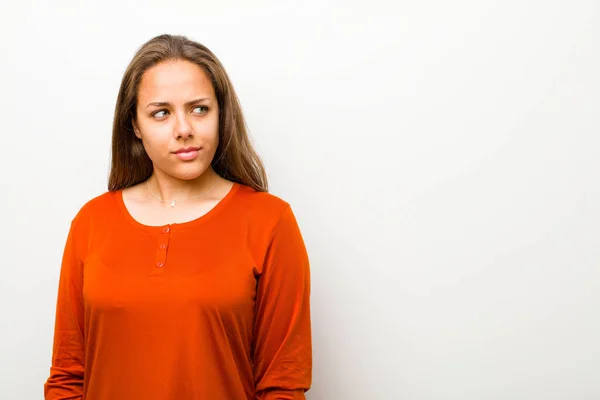 Giovane Donna Sente Triste Sconvolta Arrabbiata Guardando Una Parte Con — Foto Stock