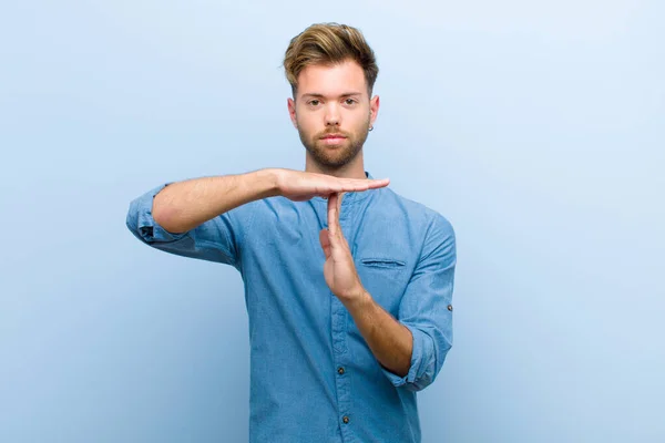 Joven Hombre Negocios Buscando Serio Severo Enojado Disgustado Haciendo Tiempo — Foto de Stock