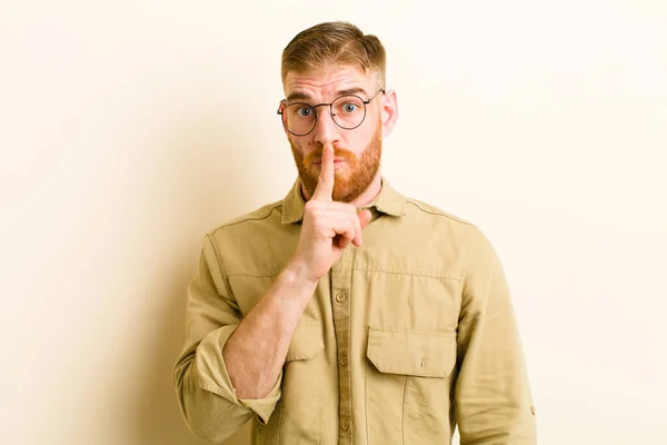 Junger Mann Mit Rotem Kopf Der Ruhe Und Stille Bittet — Stockfoto