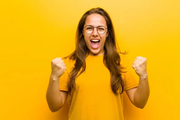 Junge Hübsche Frau Schreit Triumphierend Lacht Und Fühlt Sich Glücklich — Stockfoto