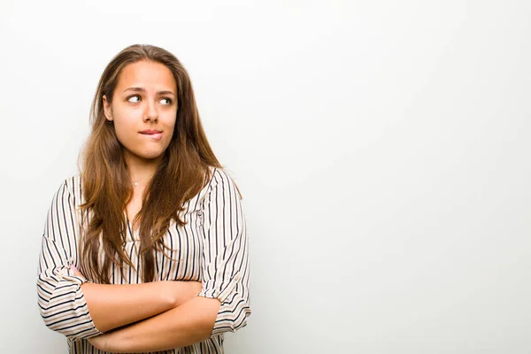 Junge Frau Zweifelt Oder Denkt Beißt Lippe Und Fühlt Sich — Stockfoto