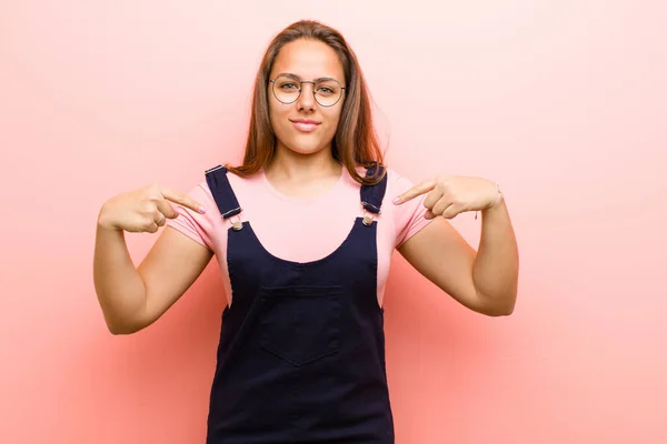 Ung Kvinna Ser Stolt Positiv Och Avslappnad Pekar Bröstet Med — Stockfoto