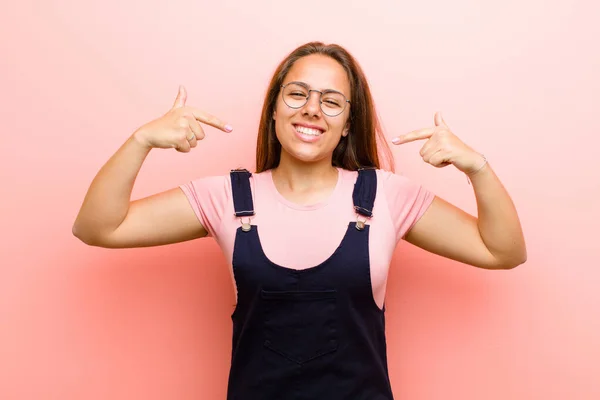 Giovane Donna Sorridente Con Fiducia Puntando Proprio Ampio Sorriso Positivo — Foto Stock