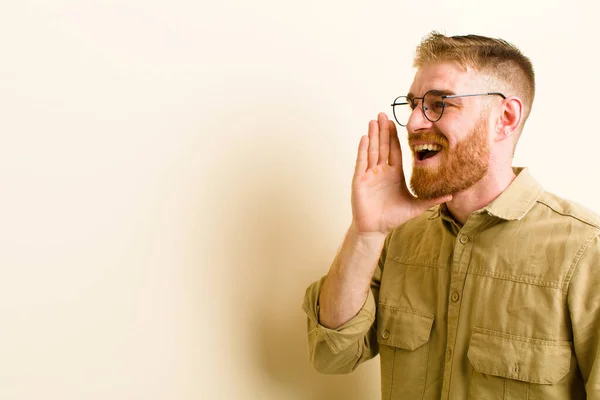 Jovem Vermelho Cabeça Homem Perfil Vista Olhando Feliz Animado Gritando — Fotografia de Stock