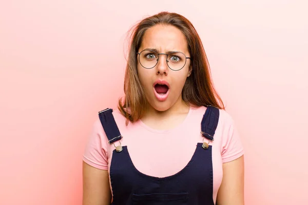 Νεαρή Γυναίκα Που Αναζητούν Σοκαρισμένος Θυμωμένος Ενοχλημένος Απογοητευμένος Ανοιχτό Στόμα — Φωτογραφία Αρχείου