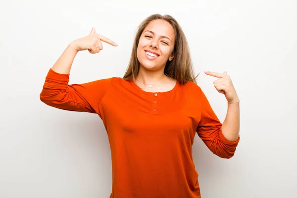 Ung Kvinna Ler Tryggt Pekar Egen Bred Leende Positiv Avslappnad — Stockfoto