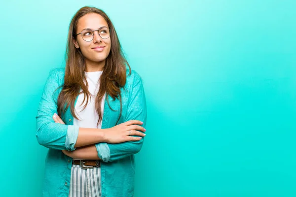 Jonge Vrouw Die Zich Gelukkig Trots Hoopvol Voelt Zich Afvraagt — Stockfoto