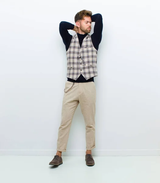 Jovem corpo inteiro posando contra fundo branco — Fotografia de Stock