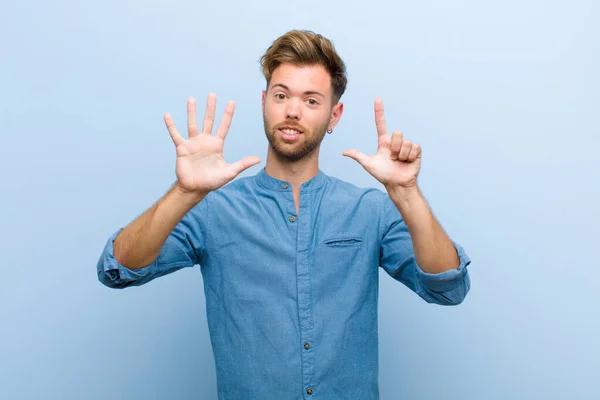 Giovane Uomo Affari Sorridente Amichevole Mostrando Numero Sette Settimo Con — Foto Stock