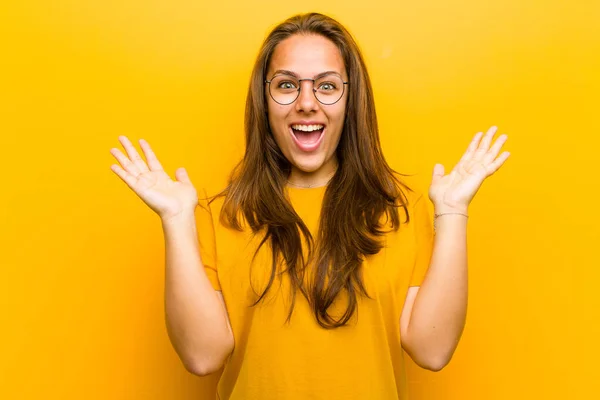 Jong Mooi Vrouw Zoek Gelukkig Opgewonden Geschokt Met Een Onverwachte — Stockfoto