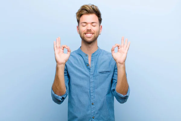 Joven Empresario Buscando Concentrado Meditando Sintiéndose Satisfecho Relajado Pensando Haciendo — Foto de Stock