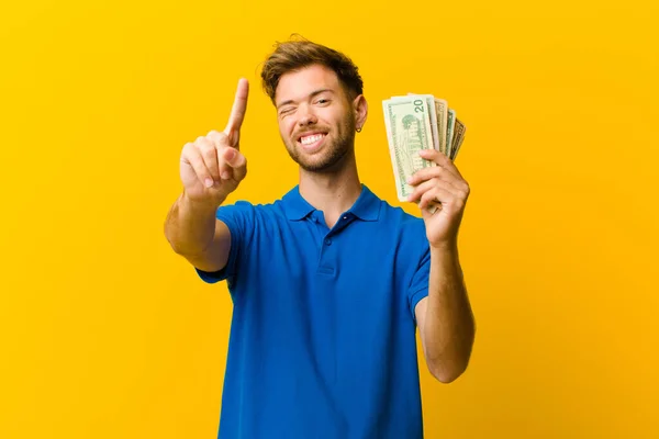 Jeune Homme Avec Des Billets Sur Fond Orange — Photo