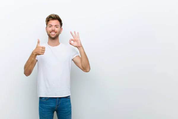 Joven Sintiéndose Feliz Sorprendido Satisfecho Sorprendido Mostrando Gestos Bien Pulgares — Foto de Stock