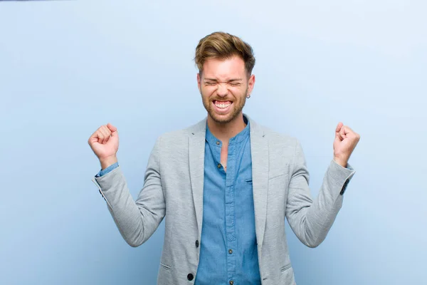 Mladý Podnikatel Vypadá Velmi Šťastný Překvapený Slaví Úspěch Křičí Skákání — Stock fotografie