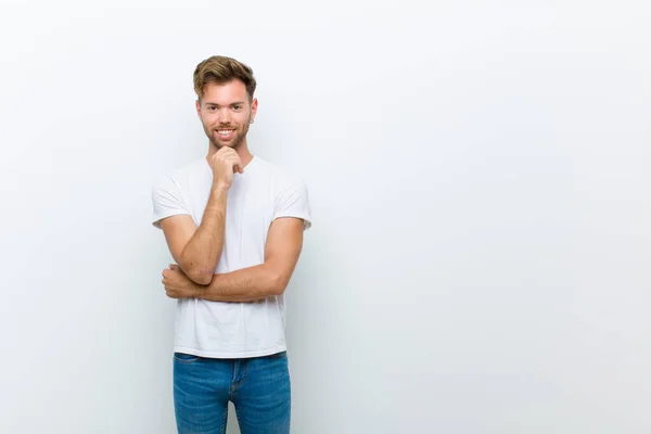 Joven Mirando Feliz Sonriendo Con Mano Barbilla Preguntándose Haciendo Una — Foto de Stock