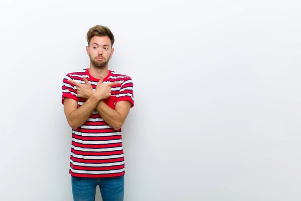 Junger Mann Sieht Glücklich Stolz Und Überrascht Aus Zeigt Fröhlich — Stockfoto