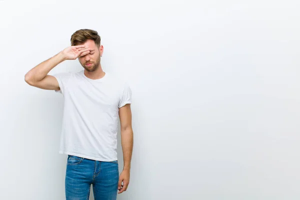 Joven Que Estresado Cansado Frustrado Secando Sudor Frente Sintiéndose Desesperado — Foto de Stock