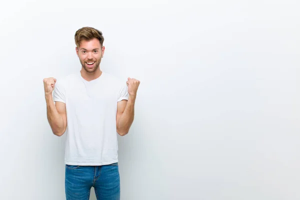 Joven Siente Sorprendido Emocionado Feliz Riendo Celebrando Éxito Diciendo Wow — Foto de Stock