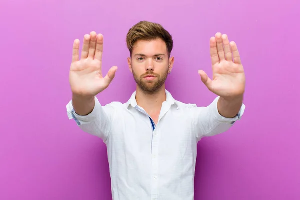 Jeune Homme Air Sérieux Malheureux Colère Mécontent Interdire Entrée Dire — Photo