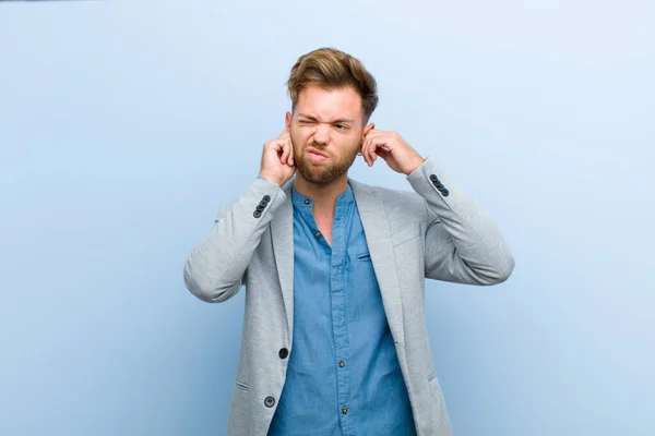 Jovem Empresário Olhando Com Raiva Estressado Irritado Cobrindo Ambos Ouvidos — Fotografia de Stock