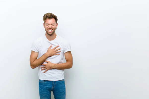 Giovane Uomo Ridendo Alta Voce Qualche Battuta Esilarante Sentirsi Felici — Foto Stock