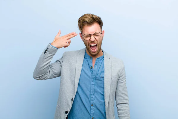 Ung Affärsman Ser Olycklig Och Stressad Självmord Gest Gör Pistol — Stockfoto