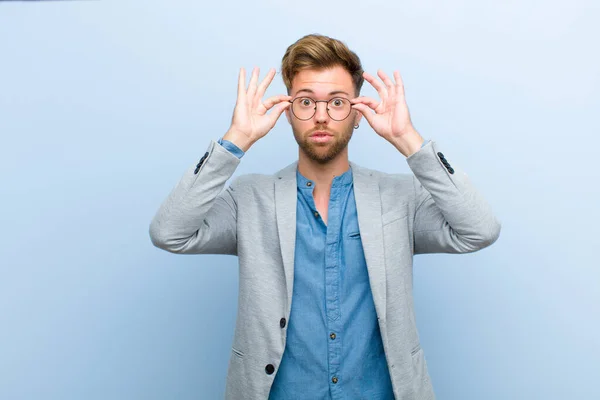 Ung Affärsman Känsla Chockad Förvånad Och Förvånad Hålla Glasögon Med — Stockfoto