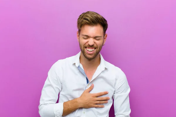 Jonge Man Lachen Hardop Een Hilarische Grap Gelukkig Vrolijk Voelen — Stockfoto