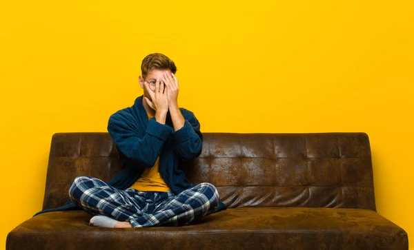 Joven Con Pijama Asustado Avergonzado Espiando Espiando Con Los Ojos —  Fotos de Stock