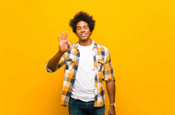 Jovem Negro Sorrindo Olhando Amigável Mostrando Número Três Terceiro Com — Fotografia de Stock