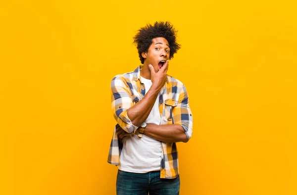 Jovem Negro Boca Aberta Choque Descrença Com Mão Bochecha Braço — Fotografia de Stock