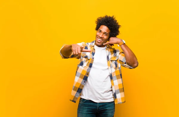 Jovem Homem Negro Sorrindo Alegremente Apontando Para Câmera Fazer Uma — Fotografia de Stock