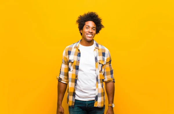 Jovem Negro Olhando Feliz Pateta Com Largo Divertido Louco Sorriso — Fotografia de Stock